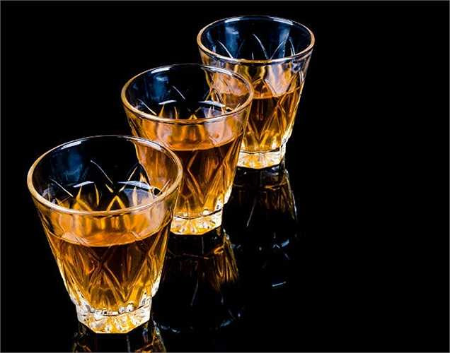 Uống quá nhiều rượu: Các độc tố được tìm thấy trong rượu không chỉ gây tổn hại gan, mà còn hại thận. Điều này sẽ làm tăng khối lượng công việc của thận và làm thận hư hỏng dần. Một cách để tránh bệnh thận là uống rượu ở mức vừa phải.