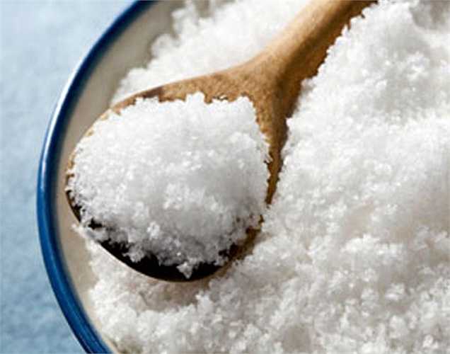 Tiêu thụ quá nhiều muối: Muối quan trọng đối với cơ thể, nhưng cũng nên hạn chế. Vì nhiều hơn mức độ cần thiết có thể làm tăng huyết áp và gây căng thẳng cho thận. Không nên ăn nhiều hơn 5,8 gam muối mỗi ngày. 