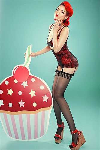 Cách kết hợp nội y và tất lưới mang lại vẻ sexy, cuốn hút cho nữ ca sĩ.