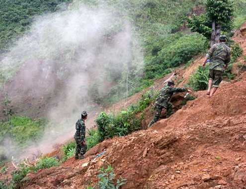 'Vàng tặc' phá lán trại công binh, phản đối nổ mìn phá hầm