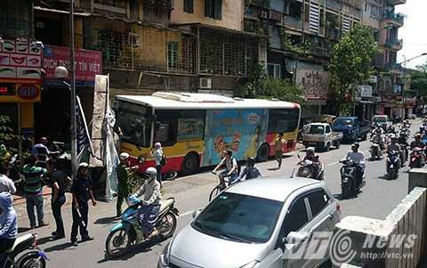 Xe bus mất lái, đè bẹp hàng chục xe máy trên phố Hà Nội