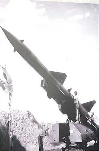 Sau năm 1954, Quân đội Nhân dân Việt Nam bắt tay ngay vào xây dựng các quân binh chủng mới, trong đó đặc biệt chú trọng tới xây dựng bộ đội tên lửa. Ngày 7/1/1965, Bộ Quốc phòng ra quyết định số 03/QĐ-QP thành lập Trung đoàn 236 - trung đoàn tên lửa phòng không đầu tiên thuộc Bộ tư lệnh Phòng không - Không quân. 