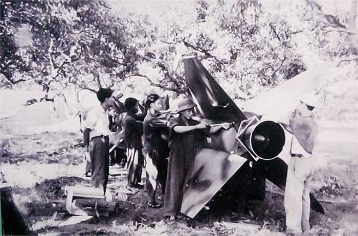 Cán bộ, chiến sĩ Tiểu đoàn 65, Trung đoàn 236 lắp ráp thận trọng, chuẩn xác những quả đạn tên lửa đầu tiên chuẩn bị cho trận đánh ngày 24/7/1965.