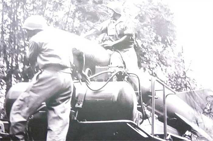 Nạp nhiên liệu cho đạn tên lửa, đảm bảo đủ đạn phục vụ ra quân đánh thắng trận đầu.