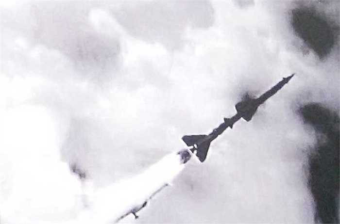 Lúc 15h53 phút ngày 24/7/1965, Tiểu đoàn 63 và 64 phóng hai đạn tên lửa SA-2 bắn rơi một chiếc F-4 Phantom của Không quân Mỹ. Đây là chiếc máy bay Mỹ đầu tiên bị bắn rơi bởi binh chủng Tên lửa phòng không. Ngày 24/7/1965 sau này được chọn làm ngày truyền thống của bộ đội tên lửa Việt Nam.