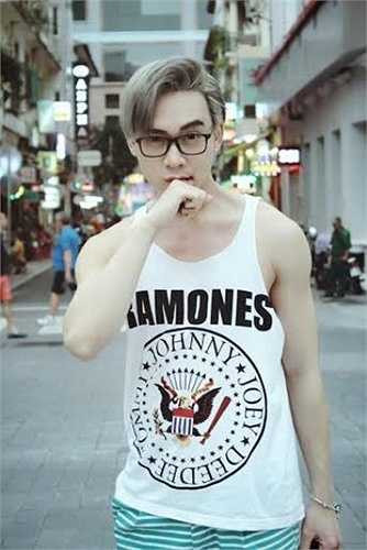 Hot boy Bùi Duy Anh hiện đang là diễn viên, biên kịch hoạt động tại Nhóm diễn viên (Group Cast) Sài Gòn. 