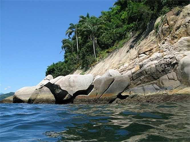 Trên đảo có một ngọn hải đăng. Chuyên trang du lịch nổi tiếng Listverse đã chọn hòn đảo này là địa điểm du lịch kinh khủng nhất thế giới