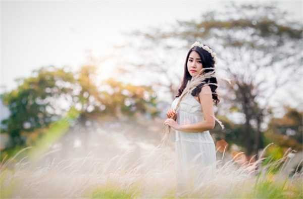 Khoác trên mình bộ đầm trắng tinh khiết, Thảo Rosy trông đẹp như nữ thần trên cánh đồng cỏ lau.