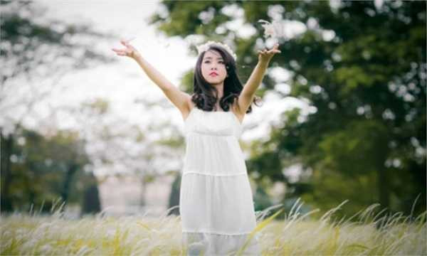 Cô ra dáng một tiểu thư đáng yêu.