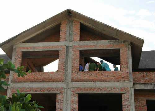 Phát hiện xác chết ở biệt thự bỏ hoang nhờ con chim lạ