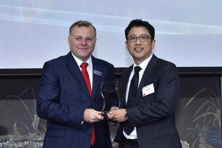 Ảnh - Ông Fung Kai Jin (Bên phải), PTGĐ VPBank - Giám đốc Khối Doanh nghiệp vừa và nhỏ lên nhận giải thưởng giải “Dịch vụ ngân hàng vừa và nhỏ tốt nhất Việt Nam 2015” tại Singapore