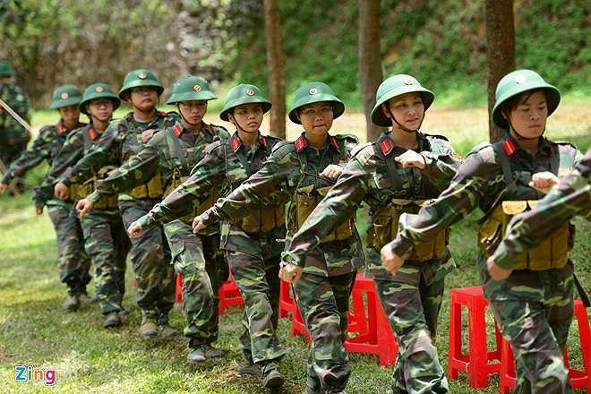 Trong số 524 học viên, có 105 người là nữ (chiếm 20%). Trước đó, các chị em đã trải qua các bài kiểm tra tự luận về kiến thức quân sự và ném lựu đạn