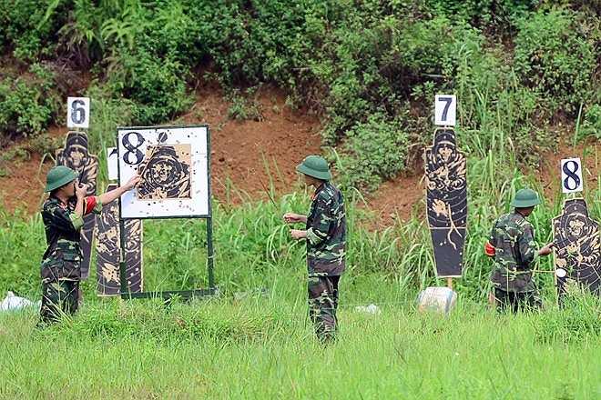 Sau khi kết thúc mỗi lượt bắn của một nhóm, cờ hiệu an toàn được báo, đơn vị sẽ kiểm tra bia bắn và báo trực tiếp qua bộ đàm về chỉ huy để tổng kết điểm số của các học viên. 