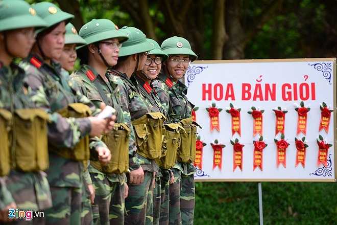 Trong tổng số 105 học viên nữ kết thúc kiểm tra bắn đạn thật, có 5 người đạt loại giỏi (từ 72 điểm trở lên), 23 học viên khá, còn lại là đạt và không đạt yêu cầu.