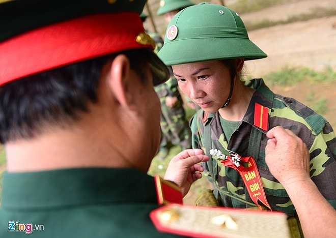 Chị Đỗ Thị Phương Anh (33 tuổi), nhân viên văn phòng một cơ quan có chi nhánh tại Bắc Ninh) đã giành được danh hiệu 'Hoa bắn giỏi' với 73 điểm sau 3 nội dung bắn. Chị chia sẻ bí quyết đạt điểm cao là do áp dụng đúng những gì được các sĩ quan dạy trên thao trường, thật bình tĩnh và ngắm thật kỹ trước khi siết cò súng.