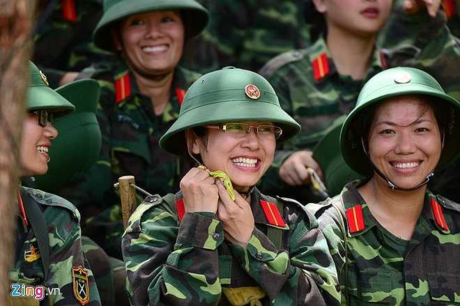 Nụ cười rạng rỡ của các học viên nữ sau khi kết thúc môn thi cuối cùng của khóa huấn luyện quân sự. Chị Nguyễn Thị Minh Nguyệt (27 tuổi, làm việc tại Bắc Giang) tâm sự, mặc dù trải qua một tháng nhiều gian khổ, vất vả nhưng đã có được những trải nghiệm khó quên của người lính.
