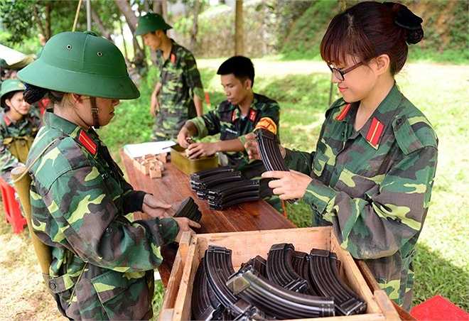 Mỗi học viên tham gia kiểm tra bắn súng quân dụng được phát 3 băng, 9 viên đạn. 