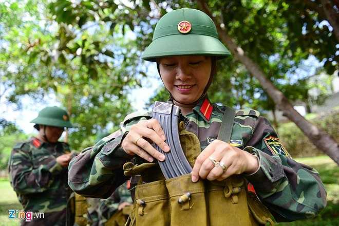 Một chiếc túi đựng đạn được đeo trước bụng học viên để cất các băng đạn của mình. Đây được coi là 'giấy bút, tài liệu' vào phòng thi cho các thí sinh.