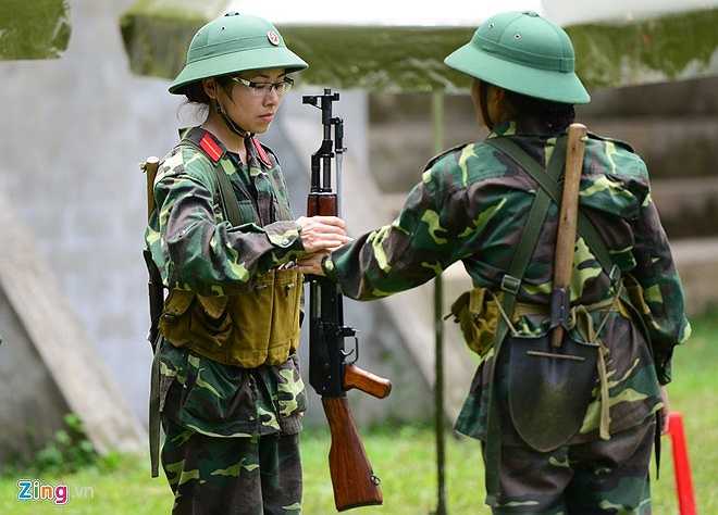 Sau mỗi lượt kiểm tra bắn đạn thật, người bắn trước sẽ trao lại súng AK-47 (không có đạn) cho người bắn ở lượt kiểm tra tiếp theo.