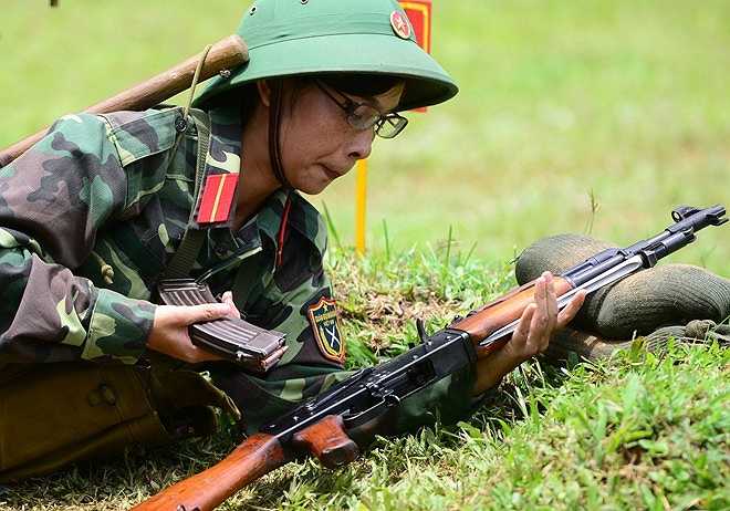 Sau khi vào vị trí, học viên tự lắp băng đạn đã chuẩn bị của mình vào súng và lần lượt thay mới vào để ngắm bắn. Đây được coi như một bước kiểm tra kỹ năng tháo lắp súng, đạn đối với học viên. 