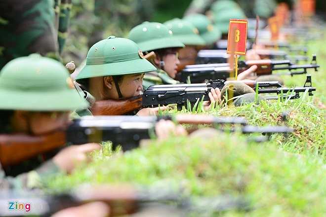 10 người một lượt xếp hàng vào vị trí bắn. Mỗi học viên có một người hướng dẫn.