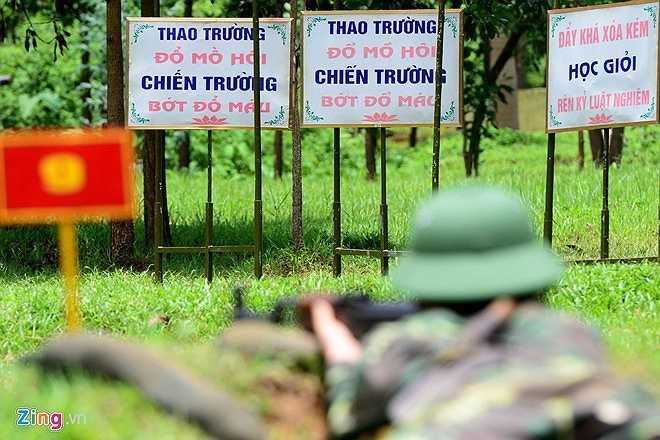 Giữa nắng nóng trên thao trường, các chị em không chịu thua kém đấng mày râu quyết tâm hoàn thành tốt nội dung kiểm tra cuối cùng.