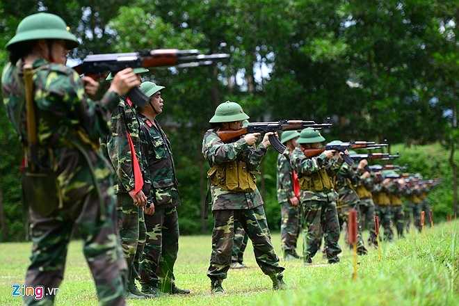 Trong bộ quân phục dã chiến với súng AK, ít ai biết được rằng những chiến sĩ dáng vóc hùng dũng kia một tháng trước chỉ quen với váy áo và giày cao gót, ít khi phải phơi mình ngoài nắng gió. 