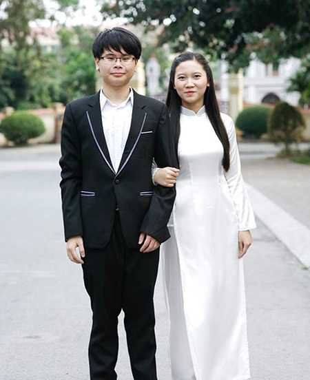 Ngô Vương Minh chụp cùng bạn trong bộ ảnh kỷ yếu 