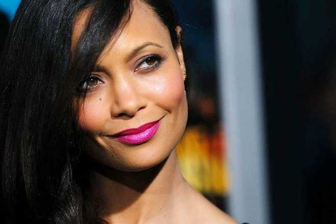 Sinh năm 1972 tại Anh, Thandie Newton sở hữu vẻ bề ngoài thanh tú. Cô là một trong những người ăn chay nổi tiếng tại xứ sở sương mù và được tổ chức PETA trao cho danh hiệu Người ăn chay sexy nhất năm 2014. Hiện cô vẫn chung sống hạnh phúc với đạo diễn Oliver Parker. Hai người đã có ba đứa con sau khi kết hôn từ năm 1998.