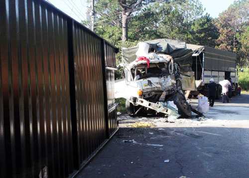 Xe đầu kéo container rơi, đè hai mẹ con tử vong