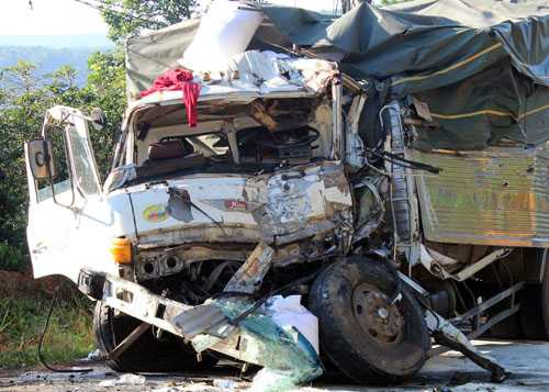 Xe đầu kéo container rơi, đè hai mẹ con tử vong