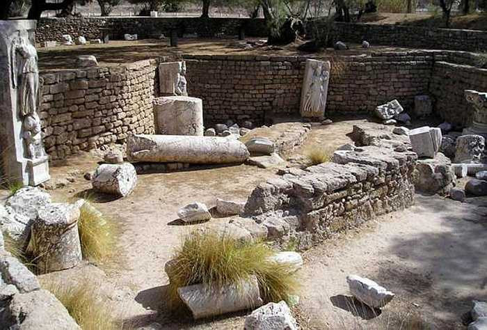 Nhà khảo cổ học Ross Voss đã phát hiện một bí mật ghê rợn của lịch sử, đó là hầm mộ trẻ sơ sinh, khi khám phá hệ thống cống rãnh dọc bờ biển Địa Trung Hải của Israel.