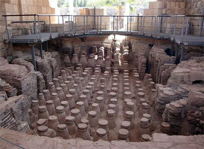 Hầm mộ này có từ thời đế chế La Mã, chứa hơn 100 bộ hài cốt trẻ sơ sinh, nằm trong ngăn hầm giống như khu nhà tắm. Đây là khu mộ chứa hài cốt trẻ em lớn nhất trong lịch sử.