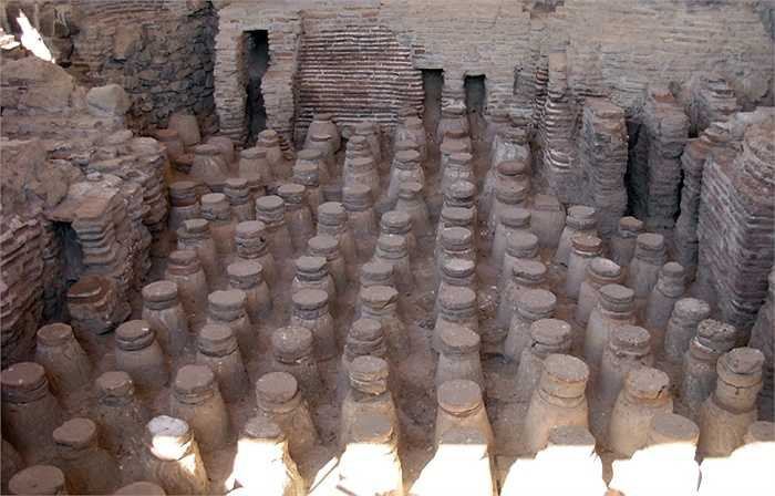 Mỗi bộ hài cốt nằm trong một bình gốm nhỏ, được chôn cất cẩn thận, ngay ngắn.