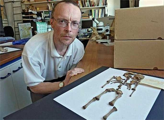 Có giả thiết cho rằng đây là ‘sản phẩm’ của khách làng chơi trong một nhà chứa. Các bé trai sẽ bị giết chết còn các bé gái được nuôi dưỡng và thay thế những kỹ nữ già.