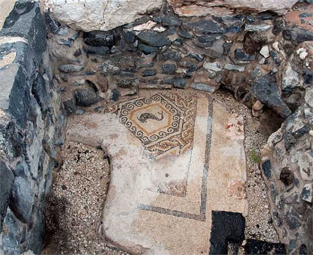 Tuy nhiên, những nghiên cứu cũng bác bỏ luận điểm trên vì số lượng thi thể của hai giới đều như nhau.