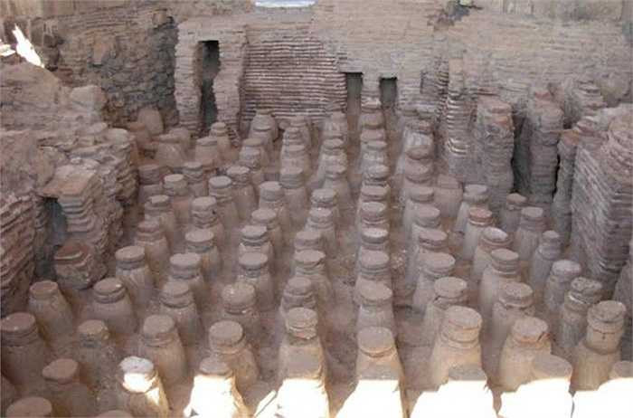 Việc cho đi, bỏ mặc hoặc giết chết trẻ sơ sinh được coi là một trong những biện pháp để kìm chế số người gia tăng trong mỗi gia tộc.