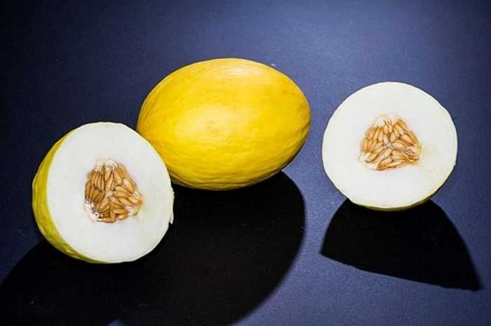 Trên thị trường còn có giống dưa vàng hoàng yến (Canary melon). Đây là loại dưa lớn, vỏ màu vàng nhạt, mịn và mềm hơn dưa lưới nên dễ phân biệt. Thịt quả màu xanh nhạt đến trắng, có vị như dưa lưới. Khi chín, thịt quả khá xốp. 