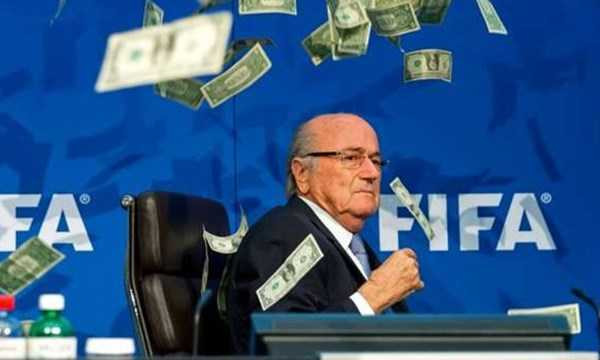 Danh hài ném tiền vào mặt chủ tịch FIFA nhận lại đủ 600 USD từ cảnh sát