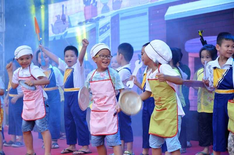 Màn biểu diễn vui nhộn của các “đầu bếp nhí” trên sân khấu