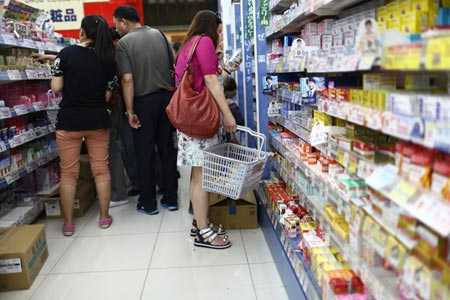 Hết nắp bồn cầu, khách Trung Quốc lại đổ xô mua thuốc Nhật