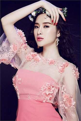 Theo thời gian, 'Bà mẹ nhí' lột xác hoàn toàn và hiện là một trong những mỹ nhân kiêu sa, đài các trong showbiz Việt.