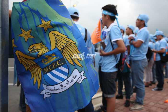 Fan Man City bên ngoài sân bay