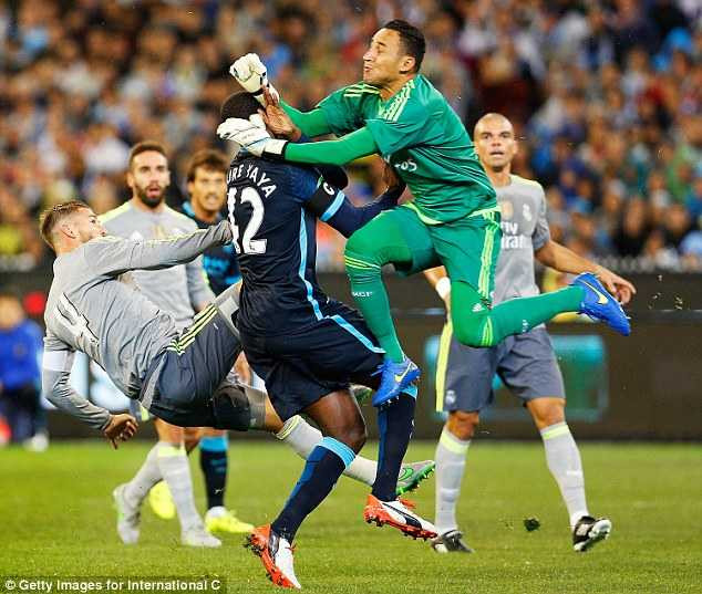 Yaya Toure chấn thương sau pha va chạm cực manhaj