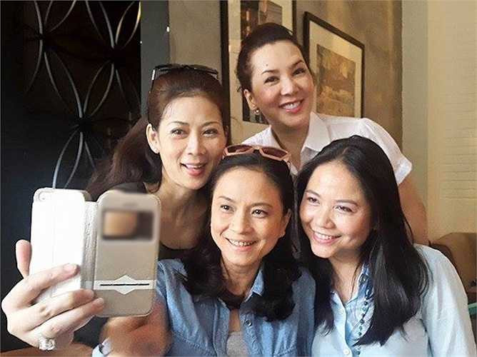 Gương mặt cô hằn in dấu thời gian nhưng vẫn đài các, quý phái.