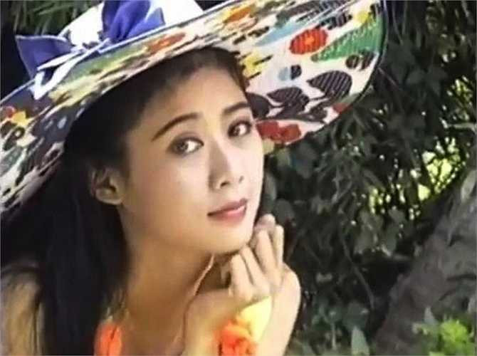 Nhiều người vừa ca tụng cô là nhan sắc hoàn mỹ nhất nhất Việt Nam, vừa tiếc vì không còn có cơ hội được xem cô diễn.