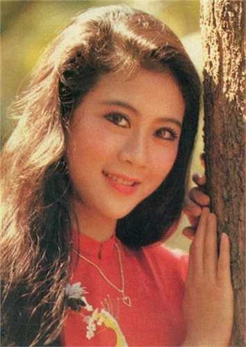 Vì vậy, cô cũng liên tục xuất hiện trên lịch, decal dán tường, bìa vở, ... thời bấy giờ.