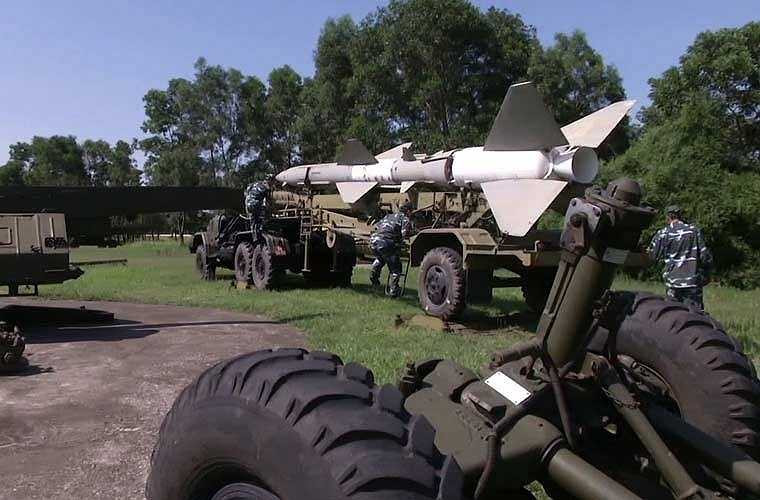  Học viên sĩ quan phòng không Việt Nam thực hành đưa đạn tên lửa SA-2 từ xe chở vào bệ phóng. 