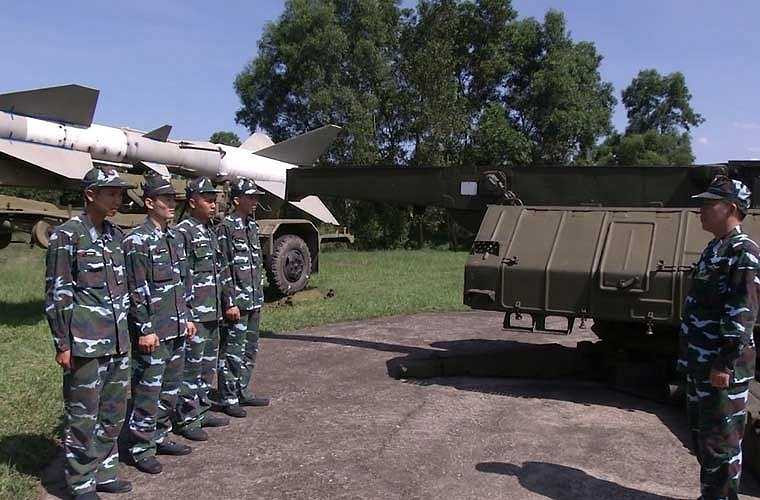 Các học viên sĩ quan phòng không được thực hành trên các loại khí tài tên lửa đất đối không từ đơn giản cho đến hiện đại. 