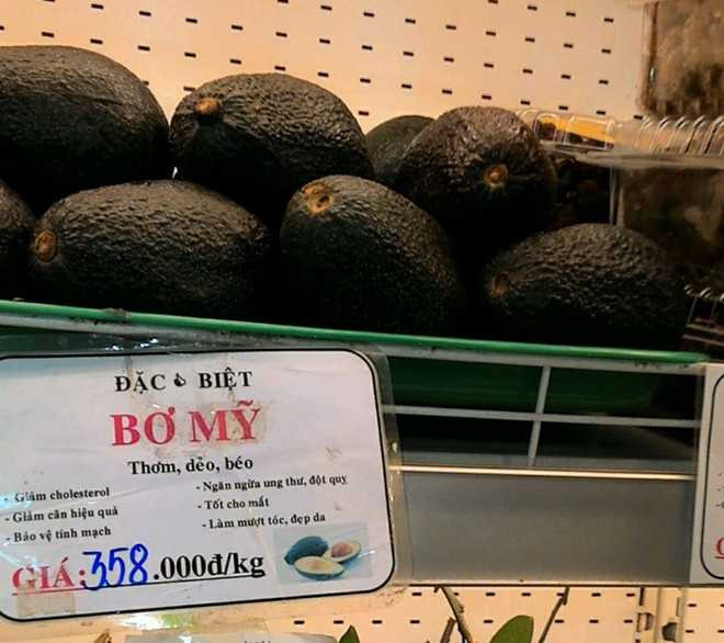 Nhiều cửa hàng trái cây nhập khẩu bán bơ Mỹ 358.000 đồng/kg vẫn đông khách đặt hàng. Ảnh: T.Trang.